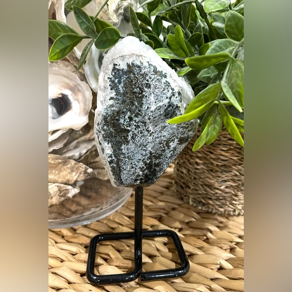 Quartz on a stand - Picture 5 of 15